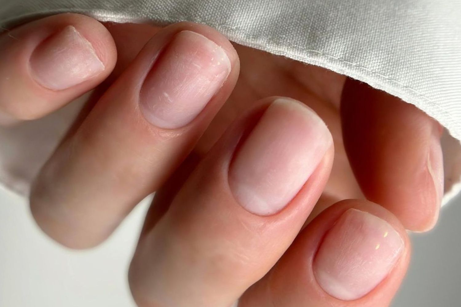 Îndepărtarea cuticulelor – cum să îngrijești corect cuticulele unghiilor și să previi inflamarea