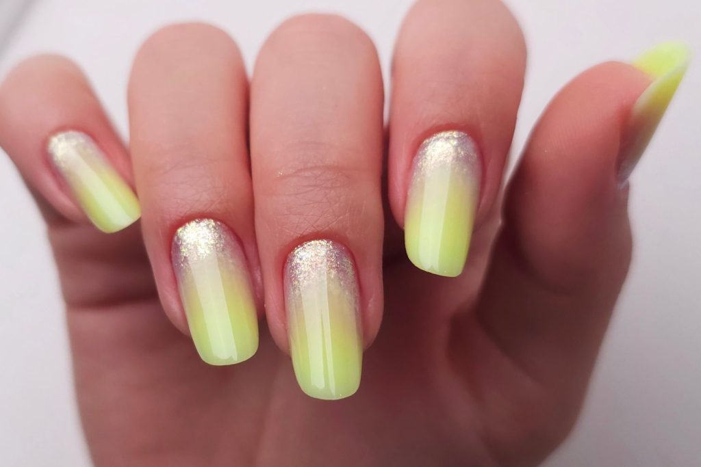 manichiura baby boomer verde