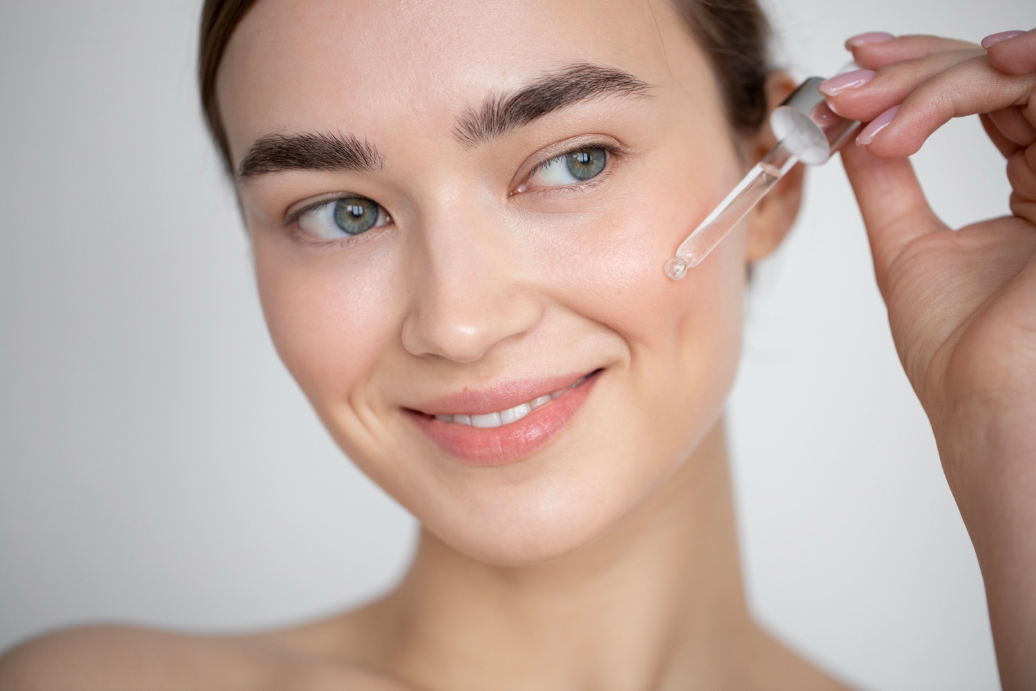 Acidul hialuronic: ghidul complet pentru hidratarea perfectă. De ce este esențial în rutina ta de skincare