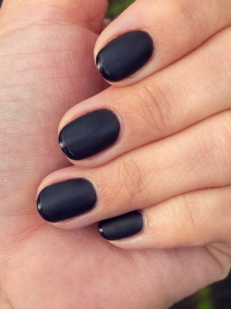 unghii negre mate cu linii lucioase verticale