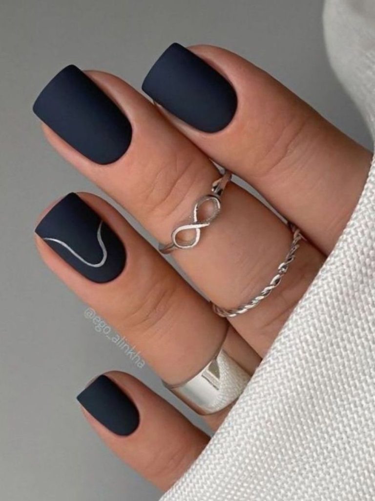 unghii negre mate cu linii lucioase verticale