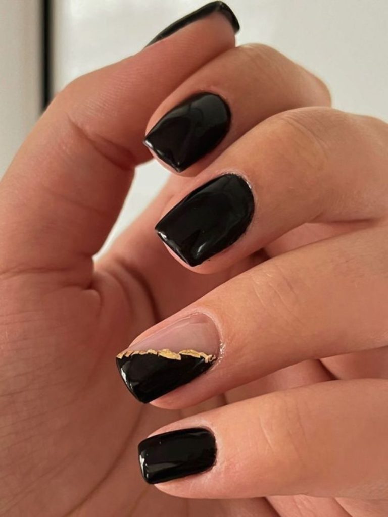 unghii scurte negre cu un accent auriu minimalist
