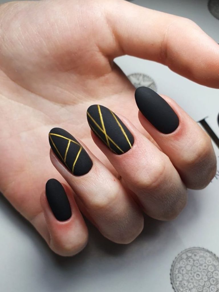 unghii scurte negre cu un accent auriu minimalist