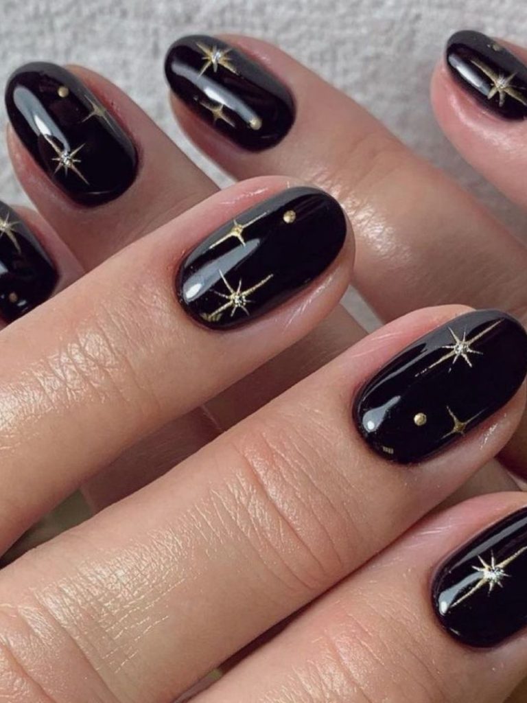 unghii scurte negre cu un accent auriu minimalist