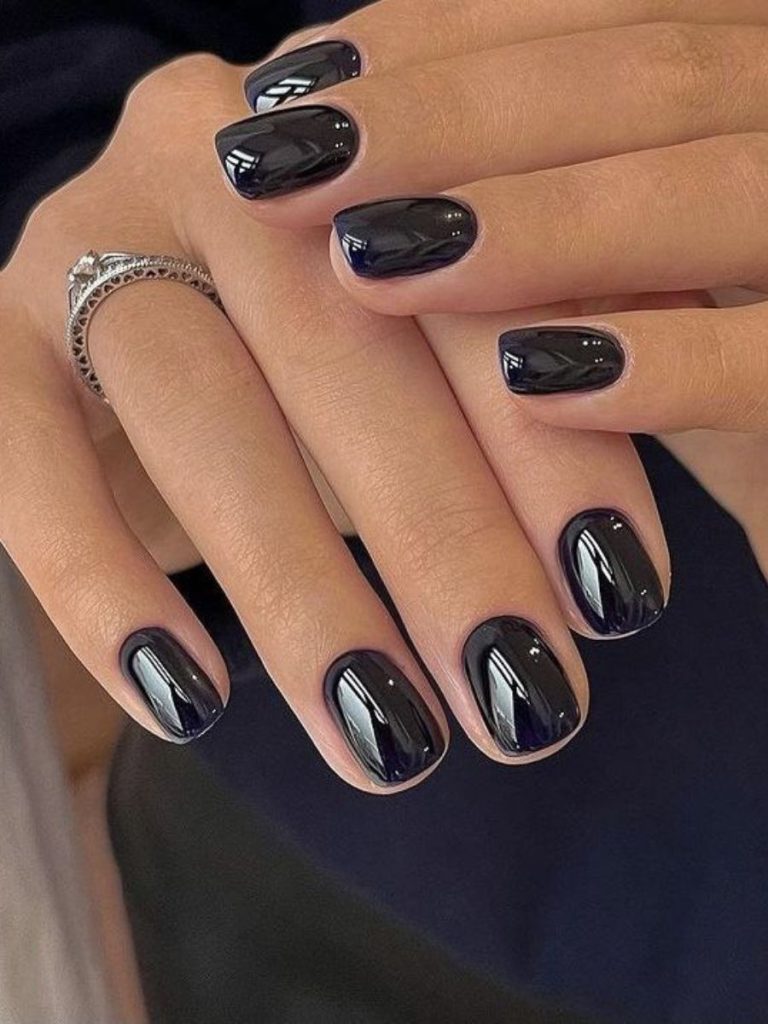 unghii negre scurte cu chrom