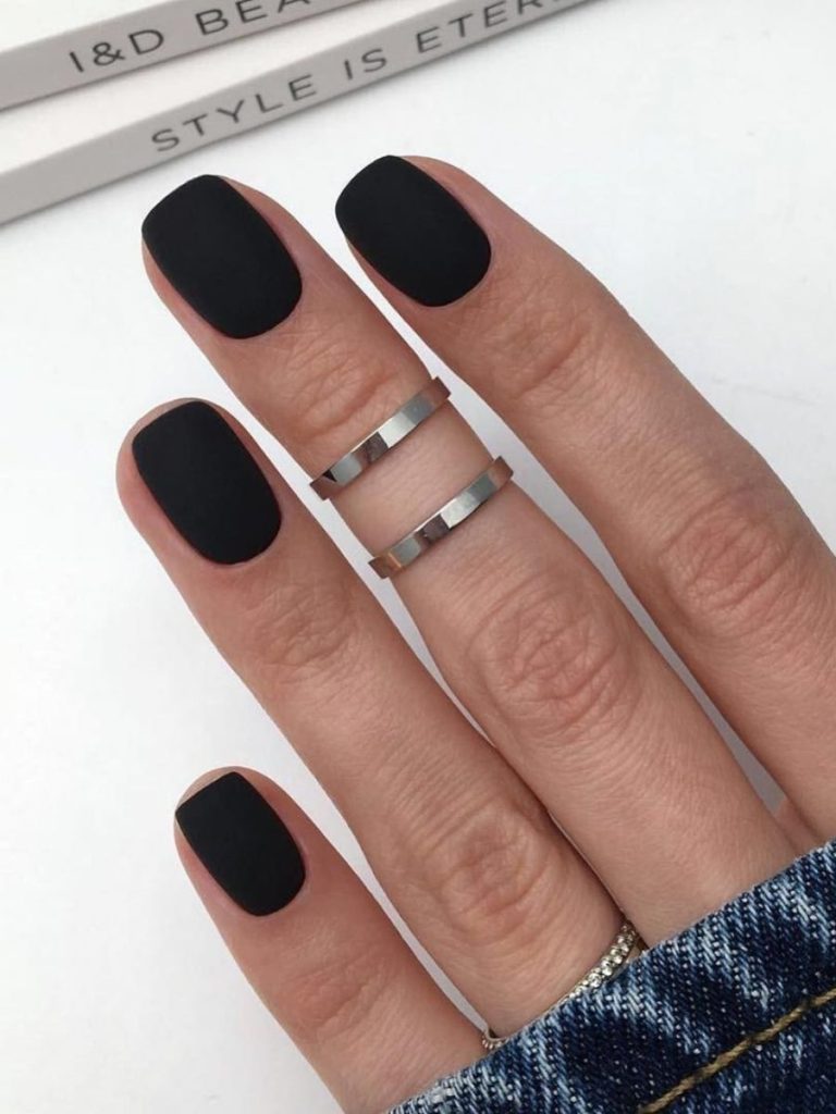 unghii scurte în formă pătrată cu negru mat perfect uniform