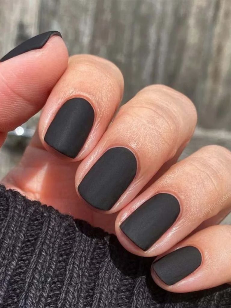 unghii scurte în formă pătrată cu negru mat perfect uniform