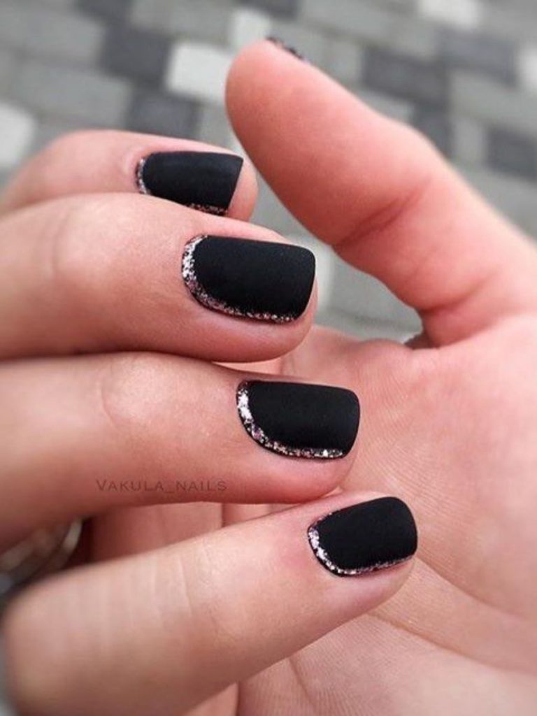 unghii scurte negre cu sclipici argintiu