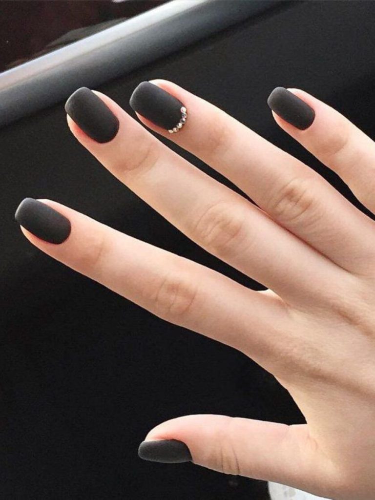 unghii scurte negru mat