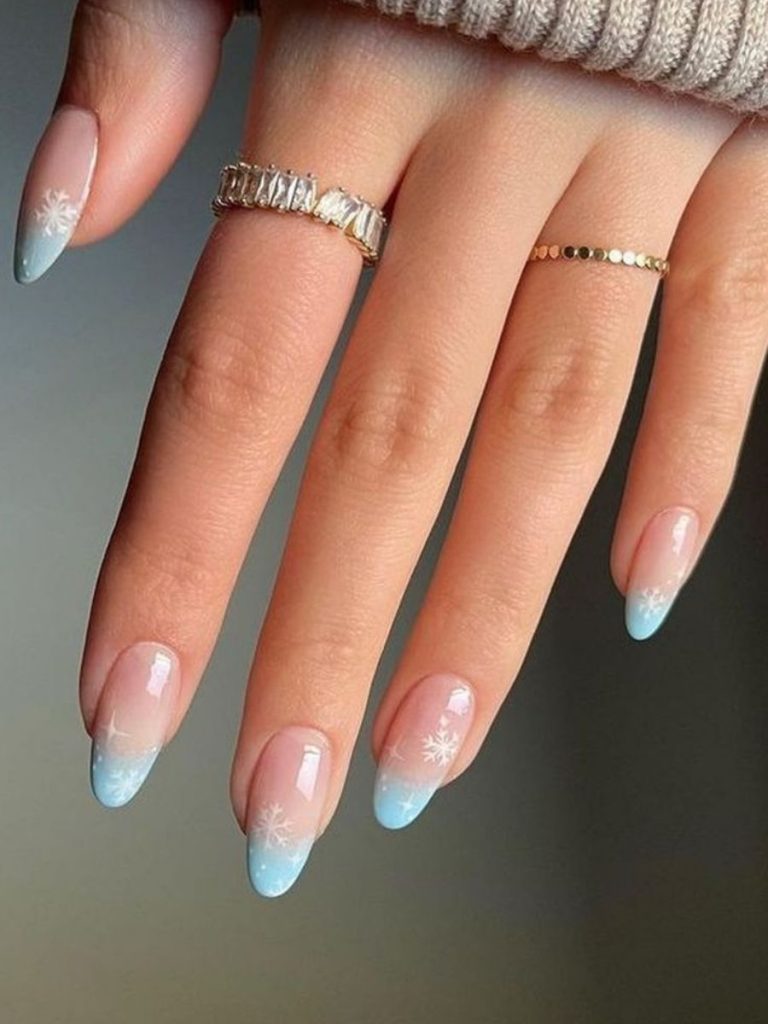 model unghii french de craciun albastre