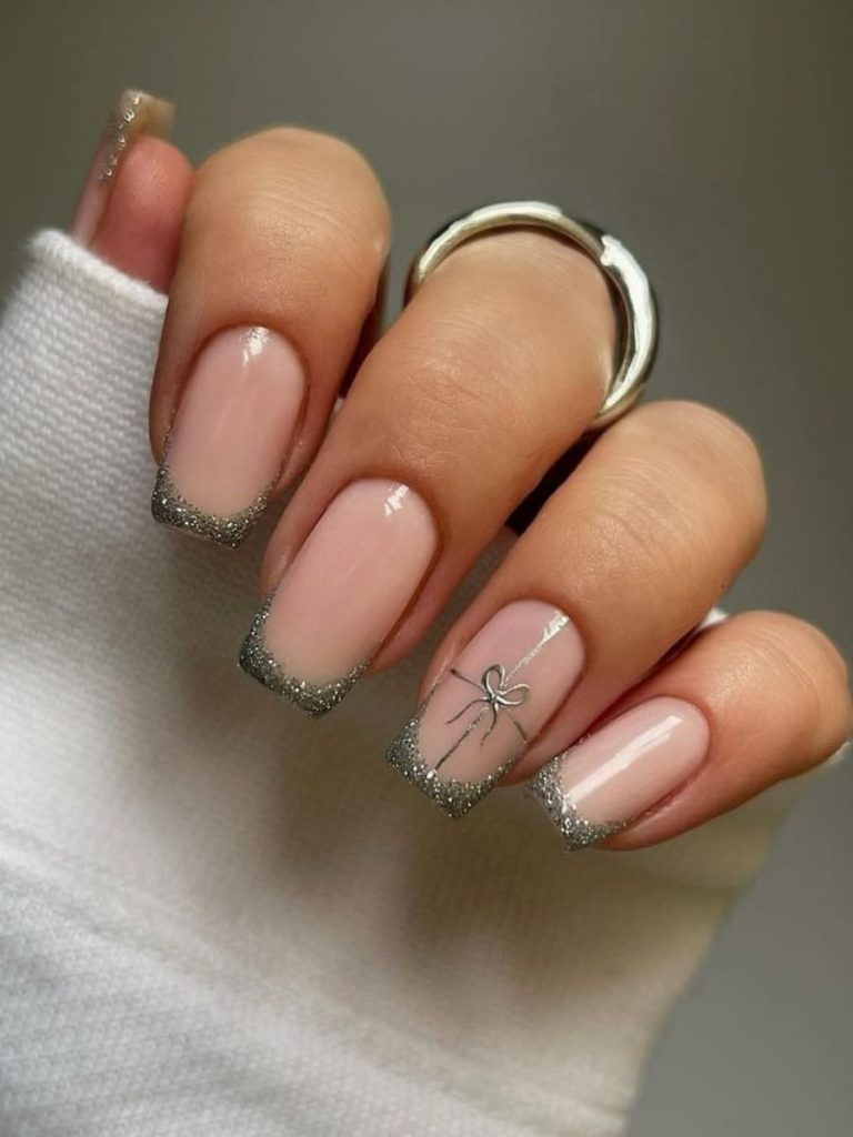 model unghii de craciun argintiu cu sclipici