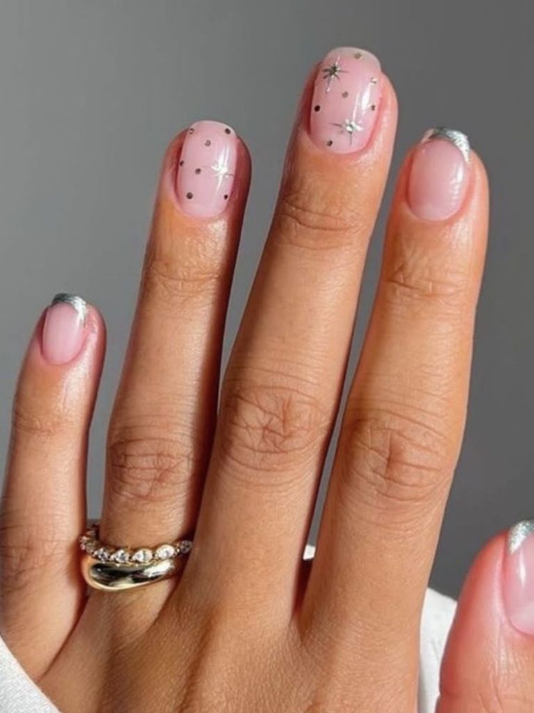 model unghii de craciun cu french argintiu