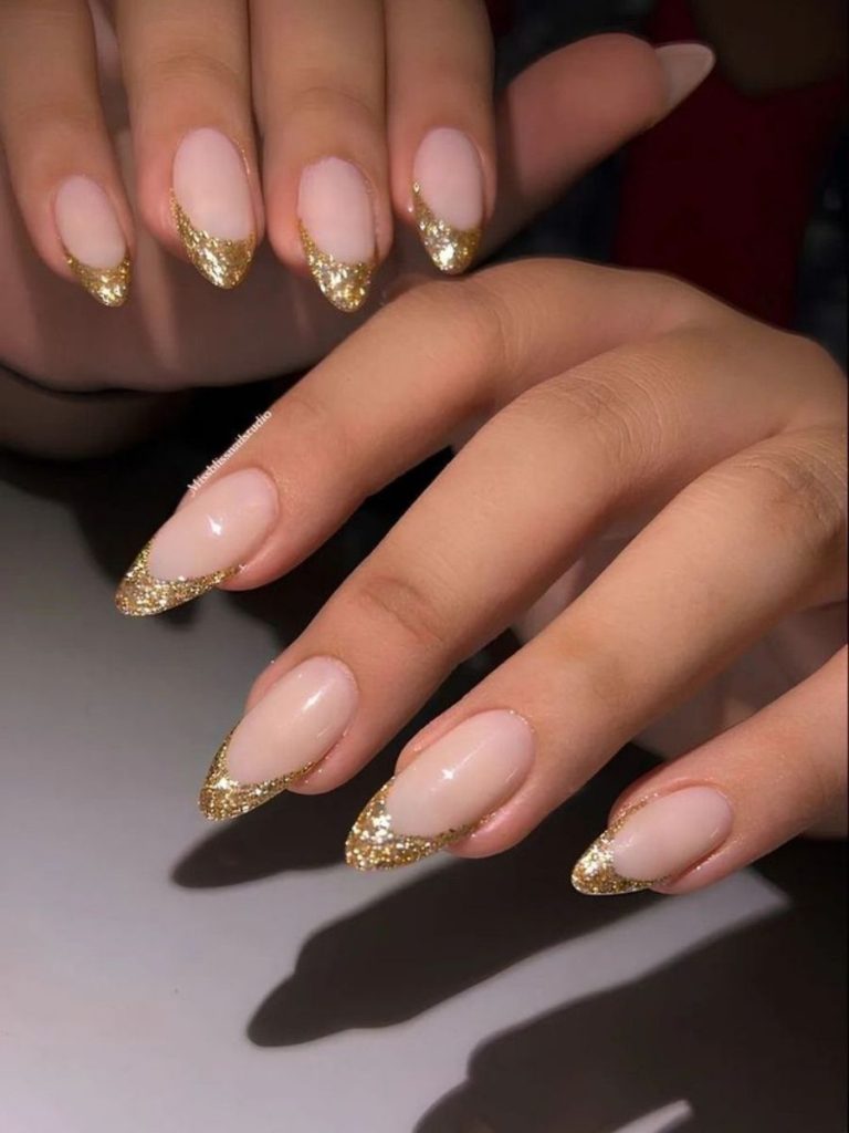 model unghii de craciun auriu