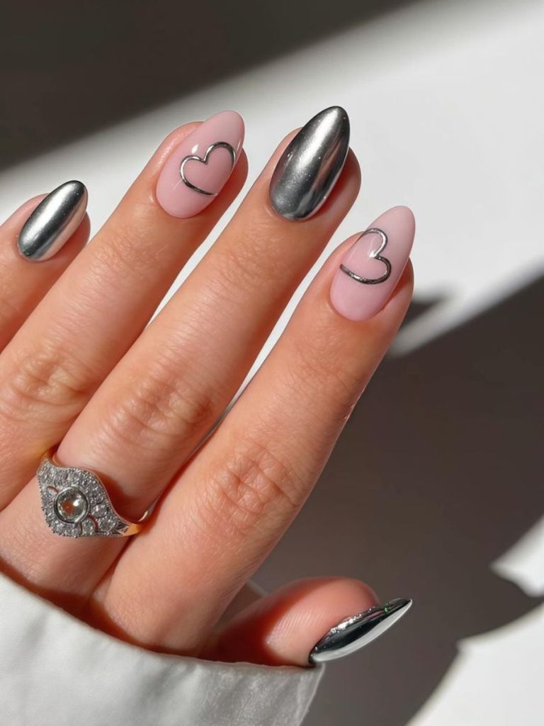 modele unghii valentine's day chrome