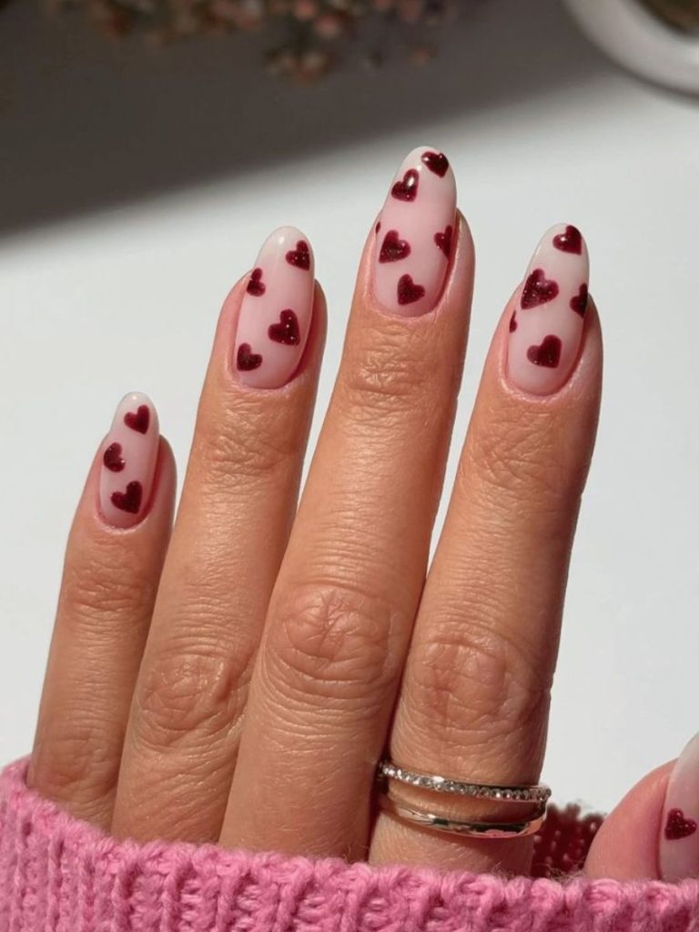 modele unghii rosii cu inimi de valentine's day