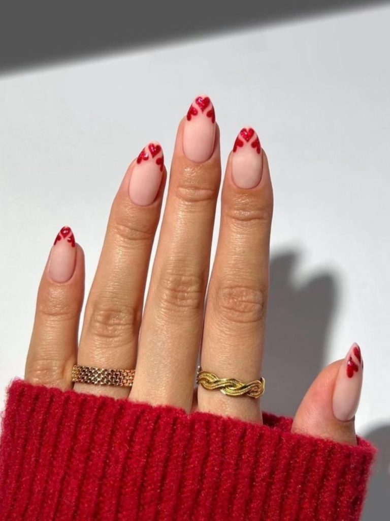 modele unghii rosii cu inimi de valentine's day