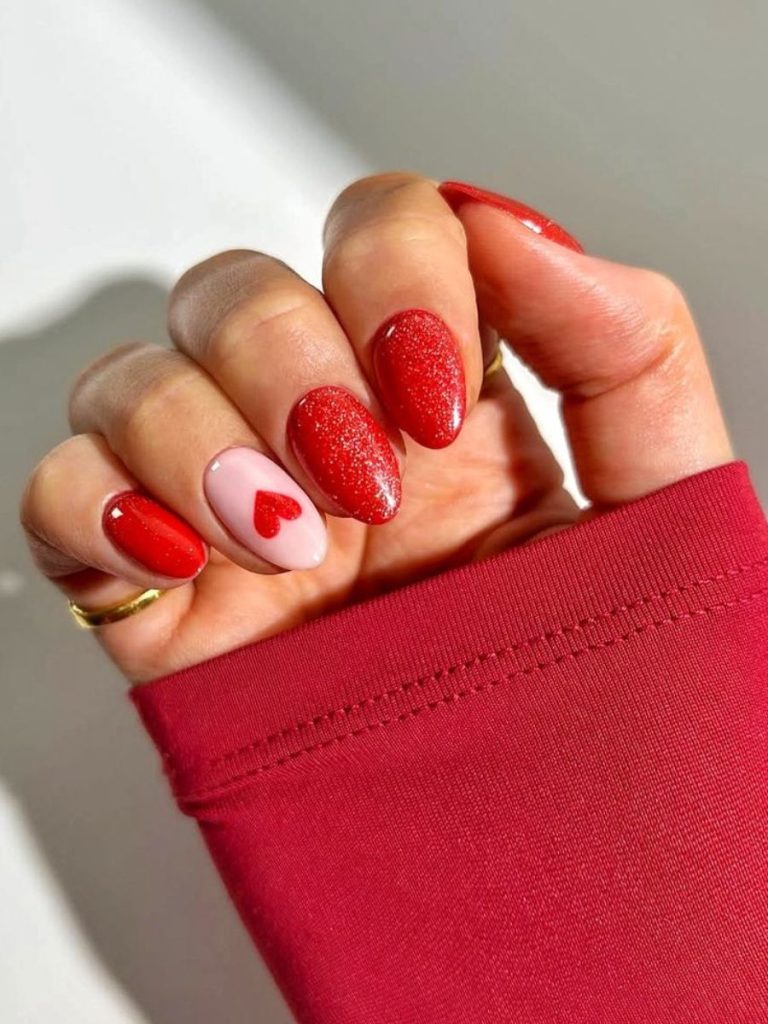 modele unghii rosii cu inimi de valentine's day