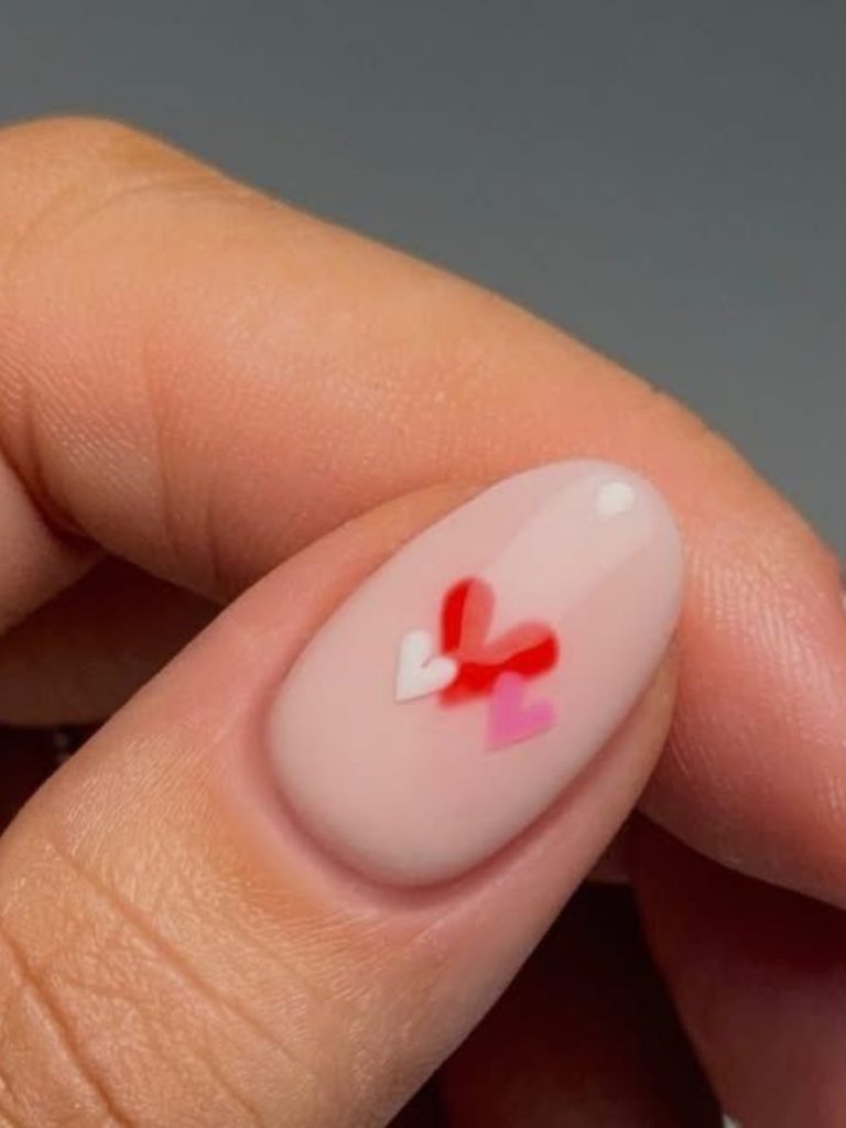 modele unghii rosii cu inimi de valentine's day